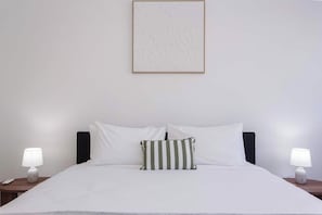 Iron/ironing board, travel cot, free WiFi, bed sheets - Portview | 3BR King Beds + Balcony and Communal Pool (Fremantle)