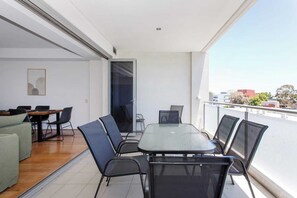 تناول الطعام بالخارج