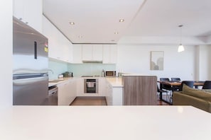 Fridge, microwave, oven, stovetop - Portview | 3BR King Beds + Balcony and Communal Pool (Fremantle)