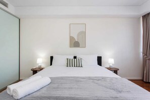 Iron/ironing board, travel cot, free WiFi, bed sheets - Portview | 3BR King Beds + Balcony & Port Views (Fremantle)