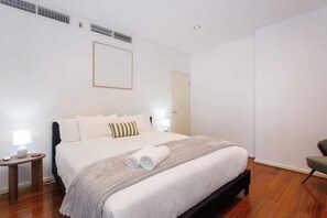 مكواة/لوح كي وسرير سفر وواي فاي مجانًا وملاءات أسرّة