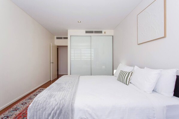 Room - Portview | 3BR King Beds + Balcony and Communal Pool (Fremantle)