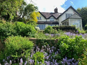 A two-story house with a garden in front. - 4 Bed in Belper (oc-dcwod) (Paddocks)
