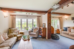 TV, fireplace - 4 Bed in Belper (oc-dcwod) (Paddocks)