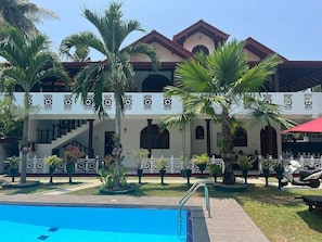 المنشأة من الخارج