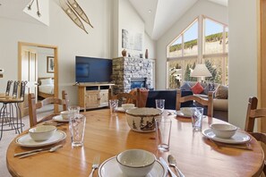 Dining - Awesome condo. Pool and hot tub. Walk to gondola. (Keystone)