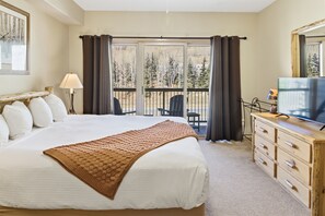 Travel cot, free WiFi, bed sheets - Awesome condo. Pool and hot tub. Walk to gondola. (Keystone)