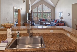 Smart TV, fireplace - Awesome condo. Pool and hot tub. Walk to gondola. (Keystone)