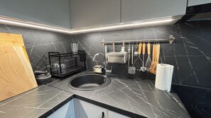 Een microgolfoven, een oven, een kookplaat, een vaatwasser