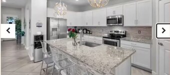 Sunny Lakefront Retreat access to Pool/Clubhouse.