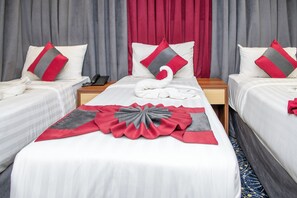 A hotel room with two beds, a telephone, and a decorative towel arrangement. - Masar Almisk Hotel (Makkah)
