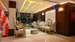 A luxurious lobby with ornate furniture, a decorative ceiling, and a modern lighting design. - Masar Almisk Hotel (Makkah)