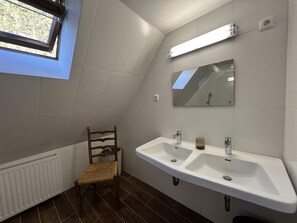 Bathroom - Villa Erlauf | Parking | Balcony | Lakefront (Mitterbach-Seerotte)