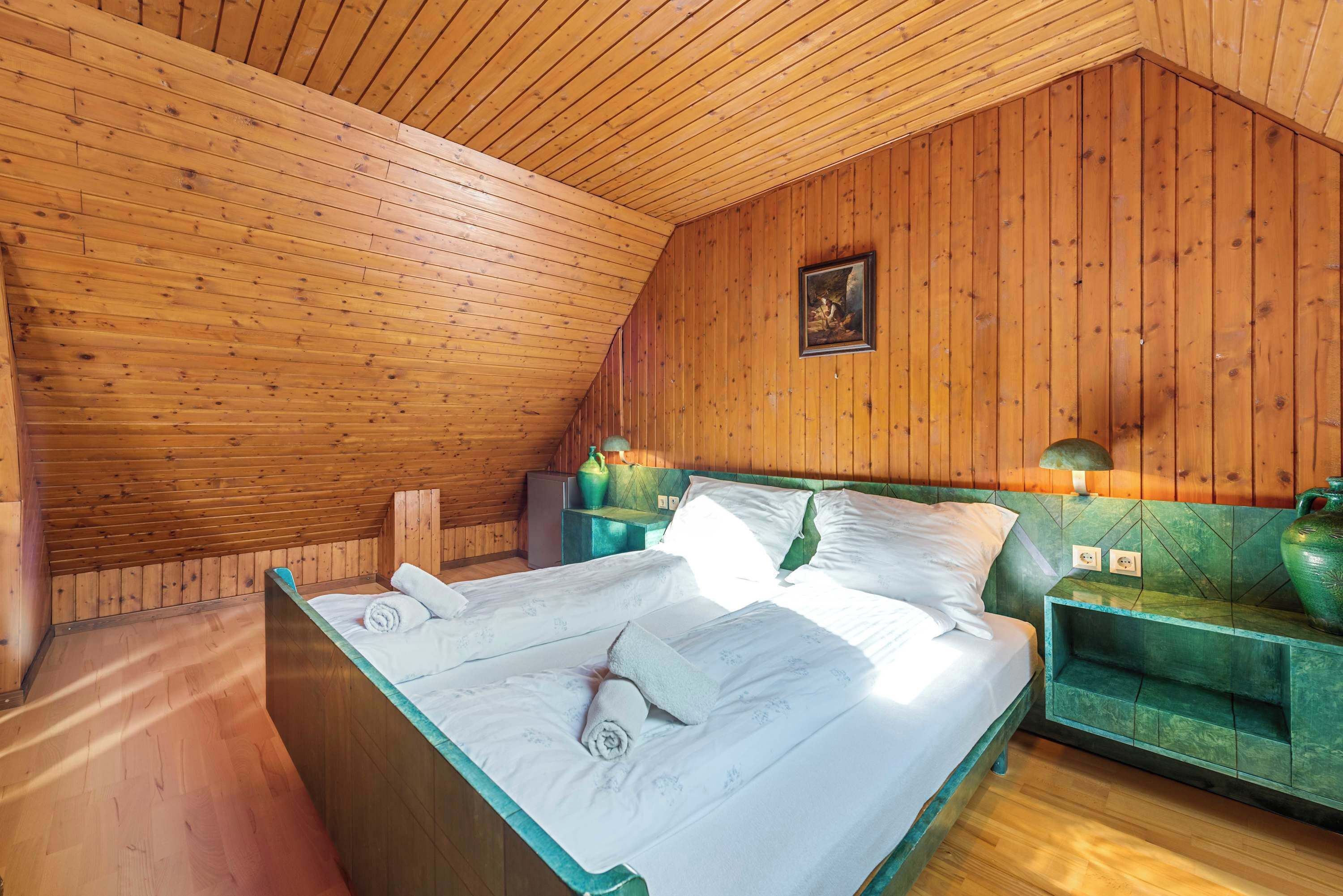 3 bedrooms, desk, WiFi, bed sheets