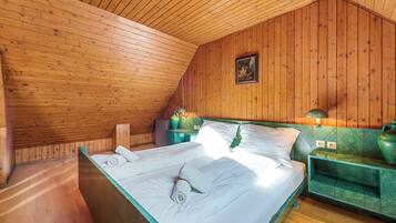 3 bedrooms, desk, WiFi, bed sheets