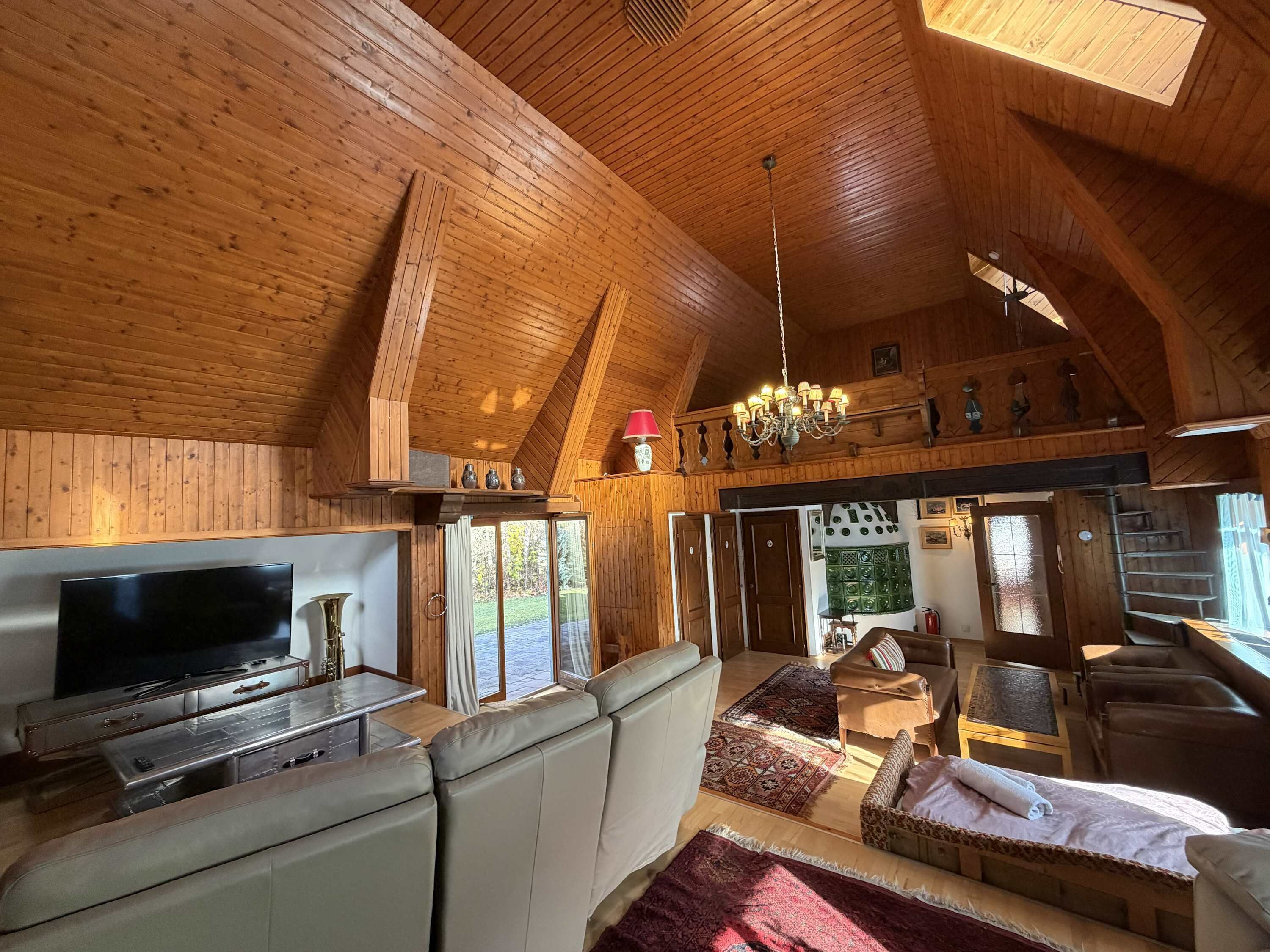 Televisión y oficina 