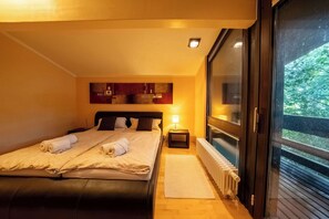 Escritorio, tabla de planchar con plancha, wifi y ropa de cama