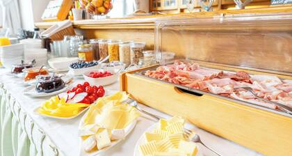 Hotel Krug Family Room | Breakfast | Garden