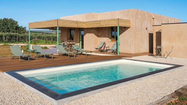A modern house with a swimming pool, outdoor seating, and a view of the countryside. - Beautiful brand new villa with pool - DiCasaInSicilia (Menfi)