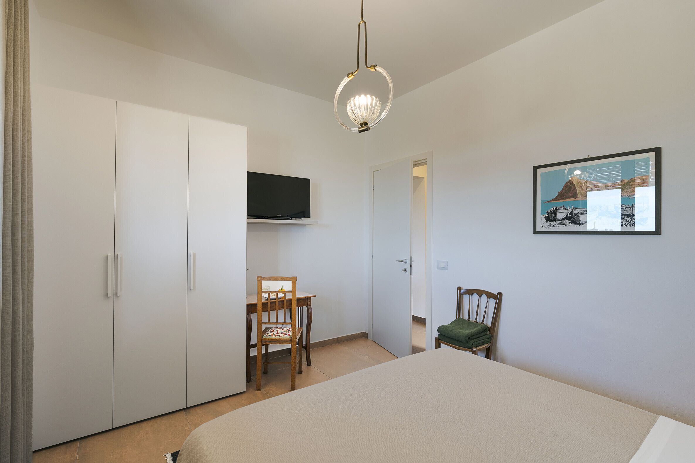 アイロン / アイロン台、WiFi (無料)、ベッドシーツ