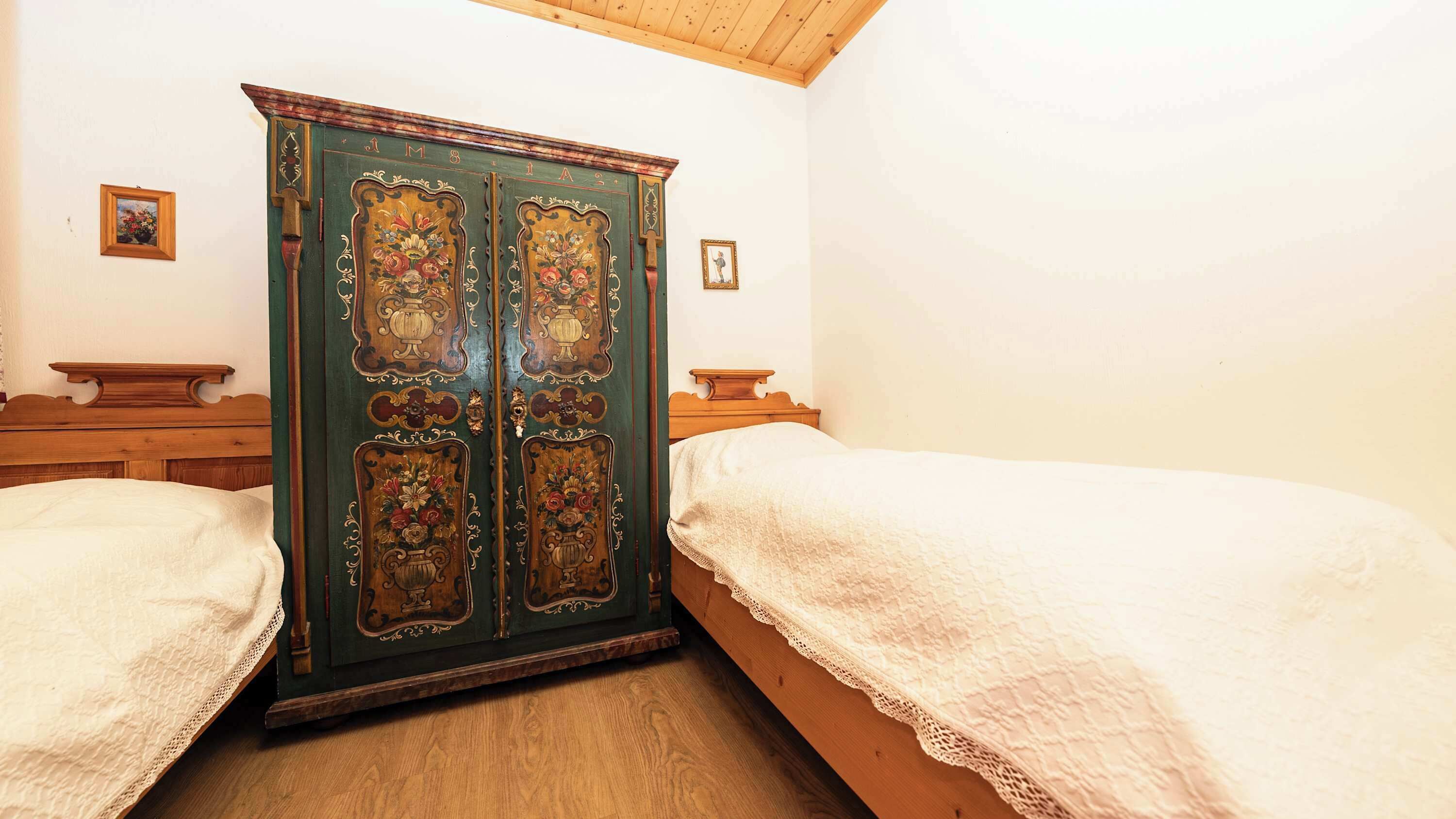 Tabla de planchar con plancha, wifi y ropa de cama 