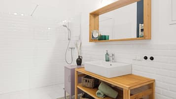 Een douche, een haardroger, handdoeken