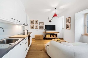 Frigorifero, forno, piano cottura, lavastoviglie