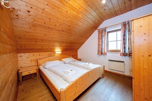 Desk, iron/ironing board, WiFi, bed sheets - Chalet Langbethsee | Sauna | Kitchen | Ski-in/out (Ebensee)