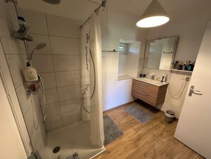 Shower, hair dryer - Ardèche house sleeps 12, ideal for large families  (Les Salelles)