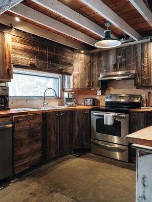 Fridge, microwave, stovetop, dishwasher