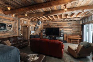 TV, fireplace, table tennis, stereo
