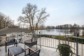 Terrace/patio - Apartment 'Suite Seeblick' with Lake View, Private Garden and Wi-Fi (Holzappel)