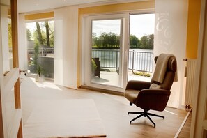 Interior - Apartment 'Suite Seeblick' with Lake View, Private Garden and Wi-Fi (Holzappel)
