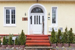 Exterior detail - Apartment 'Suite Seeblick' with Lake View, Private Garden and Wi-Fi (Holzappel)