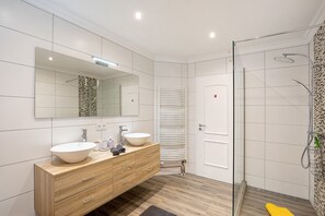 Shower, towels - Apartment 'Suite Seeblick' with Lake View, Private Garden and Wi-Fi (Holzappel)