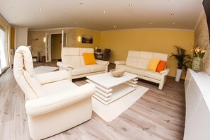 Living area - Apartment 'Suite Seeblick' with Lake View, Private Garden and Wi-Fi (Holzappel)