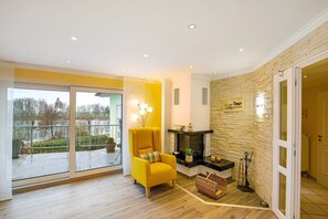 Interior - Apartment 'Suite Seeblick' with Lake View, Private Garden and Wi-Fi (Holzappel)