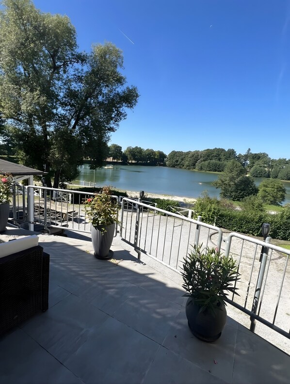 Property grounds - Apartment 'Suite Seeblick' with Lake View, Private Garden and Wi-Fi (Holzappel)