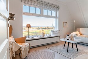 TV, libri, impianto stereo