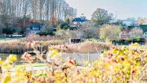 En utsikt över floden med ett trästaket, en lusthus och en skylt för en restaurang.
