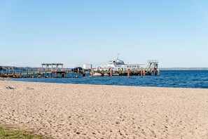 På stranden