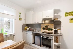 Réfrigérateur, four, plaque de cuisson, cafetière/bouilloire