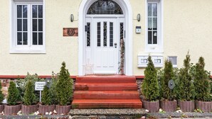 A building with a white door, two windows, and a sign indicating a private parking area. - Holiday Home 'Pension Seeblick' with Lake View, Private Garden and Wi-Fi (Holzappel)