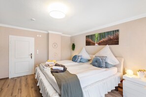 Desk, WiFi, bed sheets - Holiday Home 'Pension Seeblick' with Lake View, Private Garden and Wi-Fi (Holzappel)