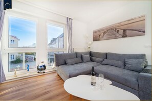 TV, books, music library, stereo - Cozy vacation apartment with WLAN & parking space - only 450 m to the sandy beach (Bansin)