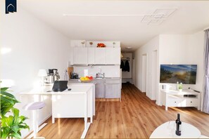 Wasserkocher mit Kaffee-/Teezubehör, Kühlschrank, Herdplatte