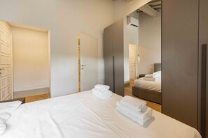 Iron/ironing board - La casa agli Orti Oricellari by MMega (Florence)