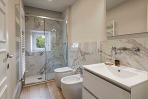 Dusche, Bidet, Handtücher, Shampoo