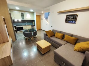 Smart TV, books - Penthouse in the heart of the Delta overlooking the river next to the river. (Deltebre)