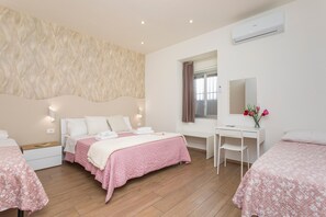 Iron/ironing board, WiFi, bed sheets - Apartment 'Il Tulipano House' with Private Terrace, Wi-Fi and Air Conditioning (Catania)